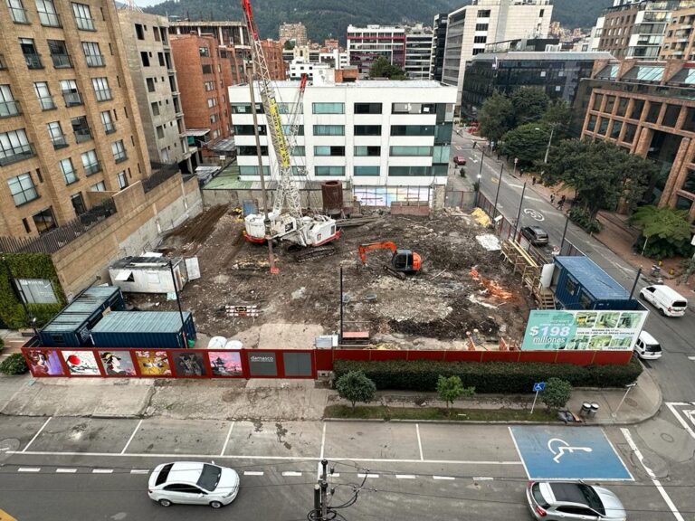 Obra de vivienda en Bogotá rodeada por un vallado de construcción intervenido con arte