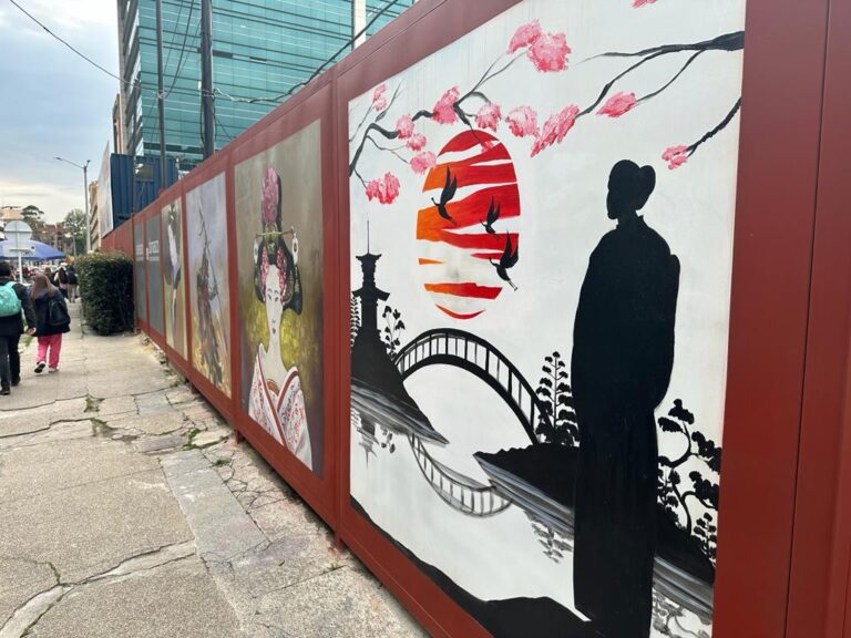 Mural en vallado de obra con figura en silueta, proyecto de vivienda en Bogotá