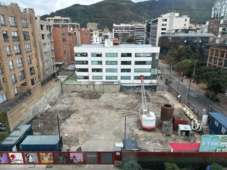 Vista aérea de una obra de vivienda en Bogotá con su vallado perimetral