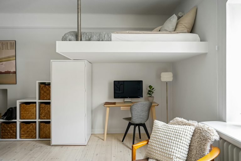 Apartaestudio compacto con cama en altillo y escritorio