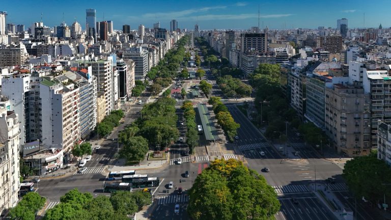 Vista aérea de Buenos Aires con edificios altos