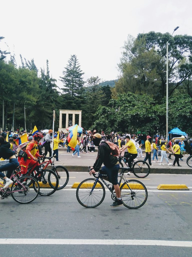 Grupo de personas montando en bicicleta por una calle
