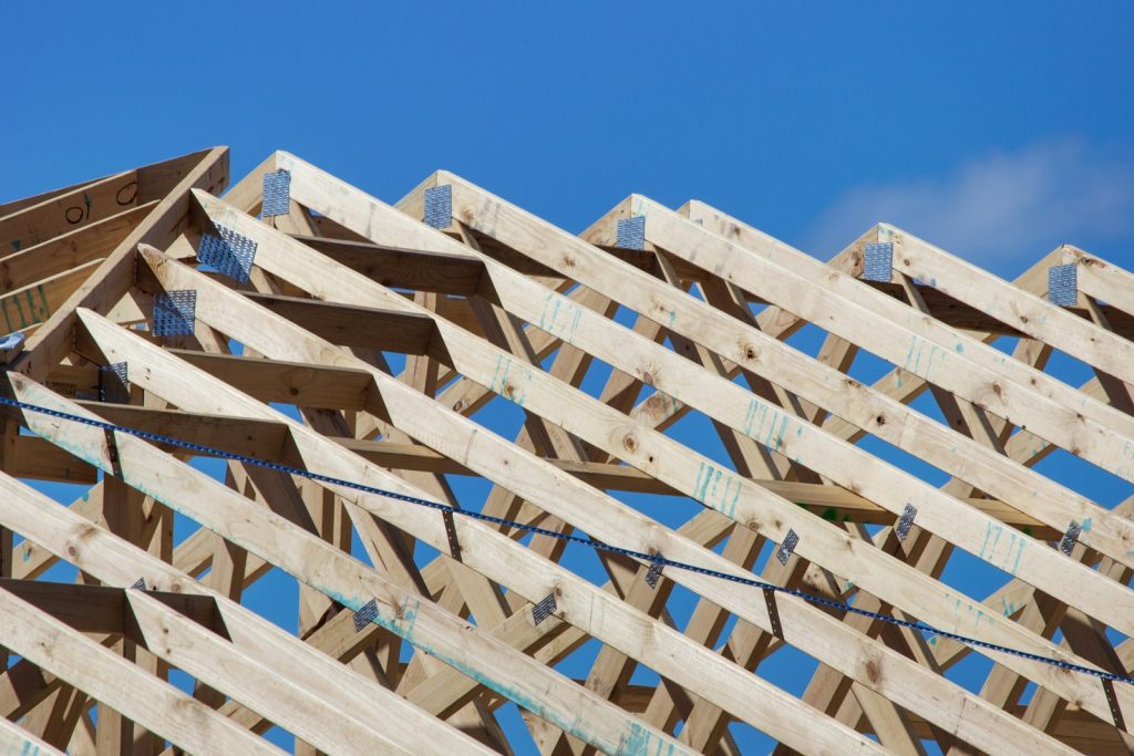 Estructura de madera contra el cielo