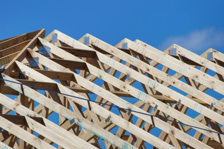 Estructura de madera contra el cielo