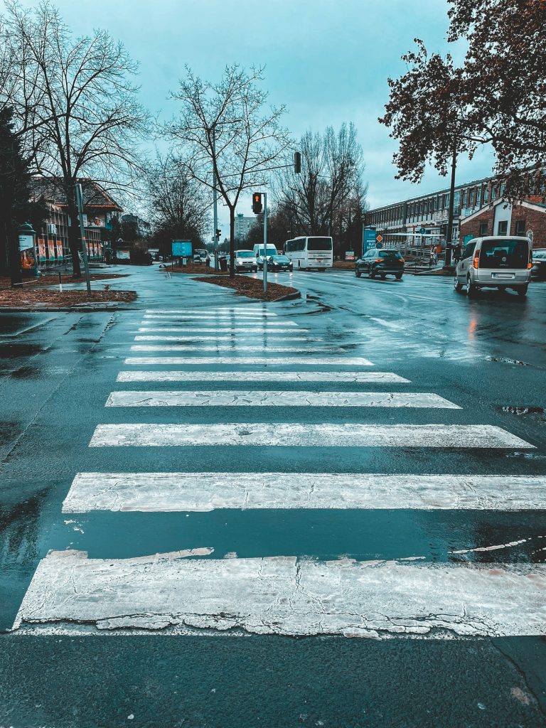 Cruce peatonal pintado en una calle urbana