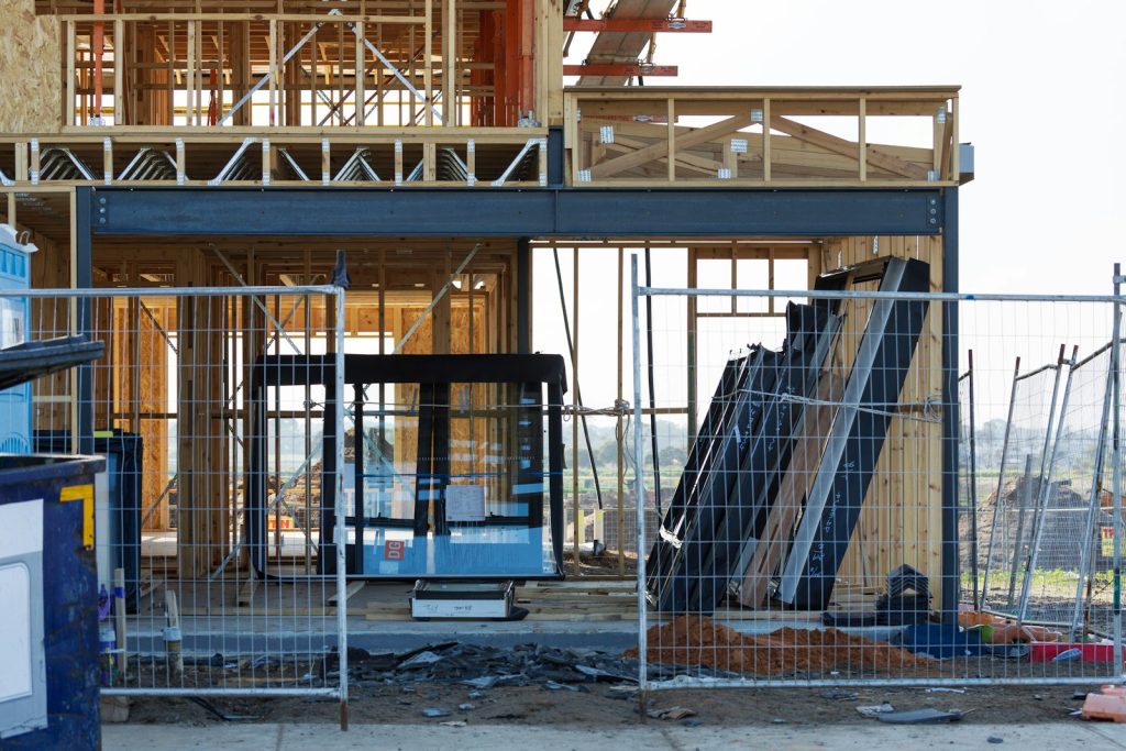 Edificio en construcción con grúa