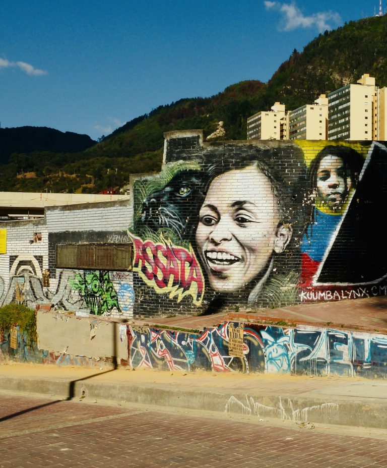 Grafiti de un rostro de mujer en una pared de Bogotá