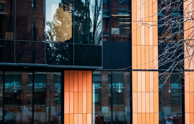 Edificio moderno con fachada de vidrio y paneles