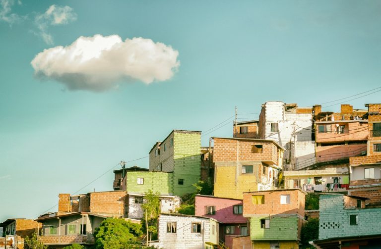 Casas de concreto y ladrillo en un barrio popular
