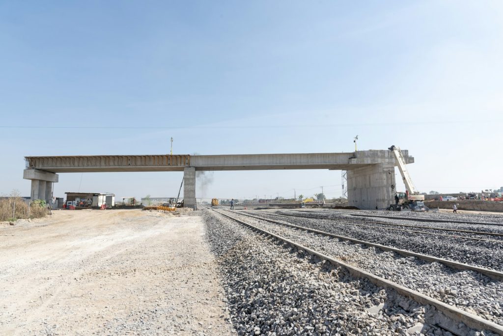Viaducto ferroviario en construcción sobre una vía urbana