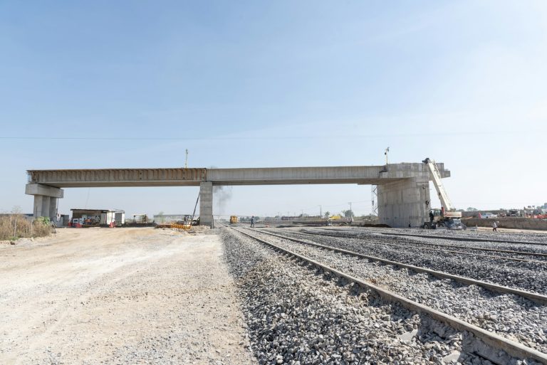 Viaducto ferroviario en construcción sobre una vía urbana