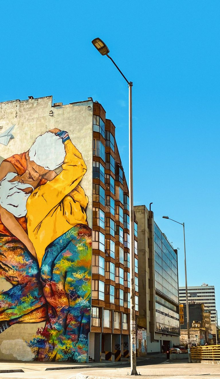 Mural de una mujer con chaqueta amarilla en Bogotá