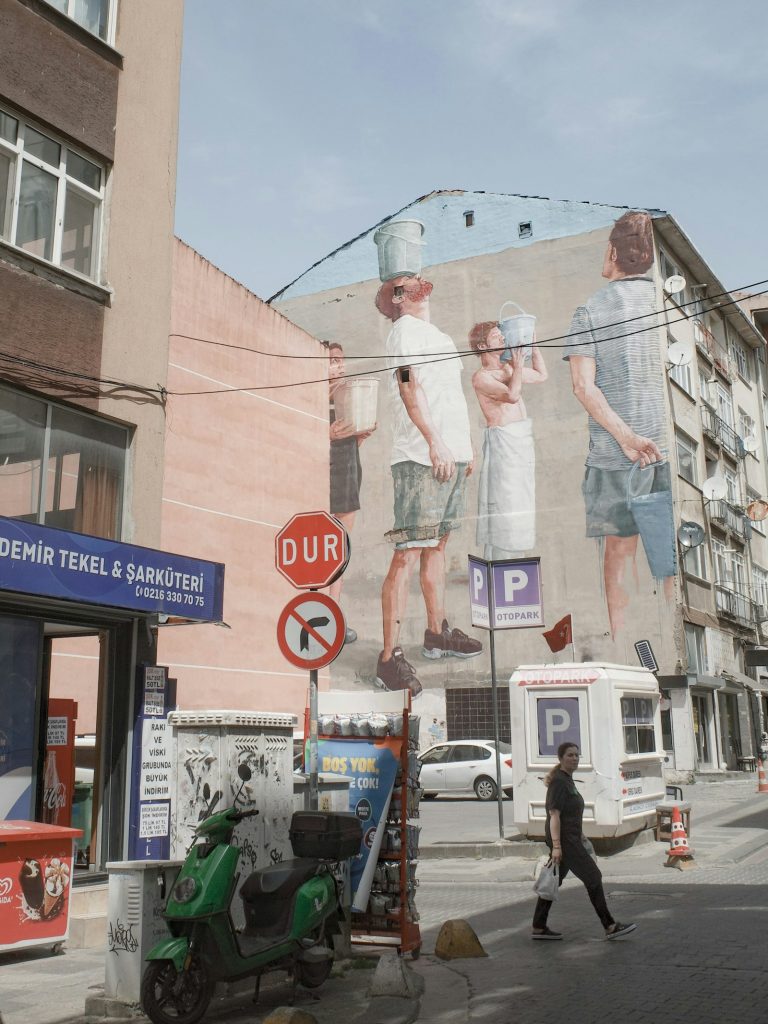 Mural de gran formato pintado sobre un muro urbano