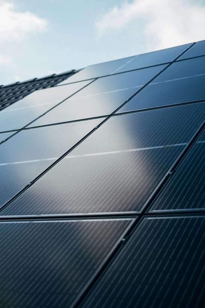 Paneles solares en la fachada de un edificio
